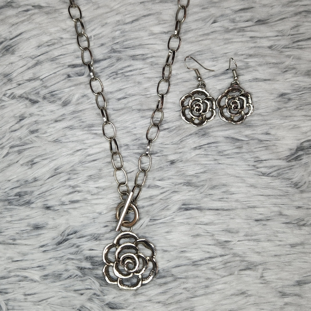 Rose pendant set